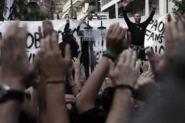 Paokサッカークラブのファンは 2014年5月17日にギリシャのテッサロニキでギリシャ政府からの新しいスポーツ法改革に反対する抗議集会中にスローガンと波旗を唱えます — ストック写真