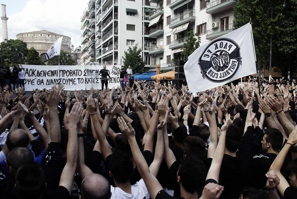 Οπαδοί Του Ποδοσφαίρου Της Ποδοσφαιρικής Λέσχης Ψάλουν Συνθήματα Και Κυματιστή — Φωτογραφία Αρχείου