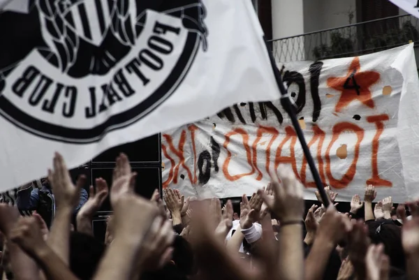 Paokサッカークラブのファンは 2014年5月17日にギリシャのテッサロニキでギリシャ政府からの新しいスポーツ法改革に反対する抗議集会中にスローガンと波旗を唱えます — ストック写真