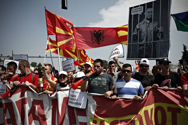 2015年5月17日 マケドニアのスコピエの政府の事務所に向かって行進するニコラ グルエフスキー首相に対する抗議デモの際 マケドニアの旗と旗を掲げた抗議者たち — ストック写真