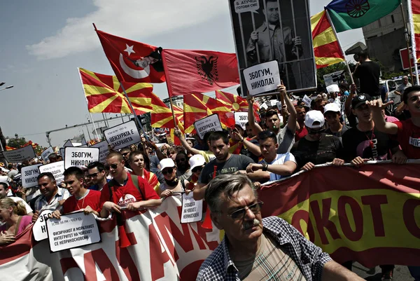 Tiltakozók Akik Macedón Zászló Bannerek Során Elleni Tiltakozás Miniszterelnök Nikola — Stock Fotó