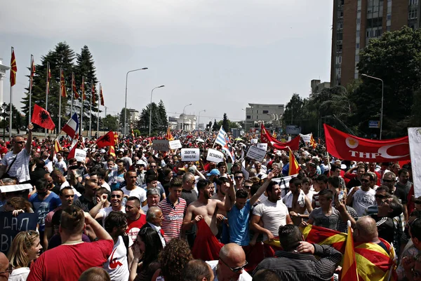 Demonstranten Houden Een Macedonische Vlag Banners Tijdens Een Protest Tegen — Stockfoto