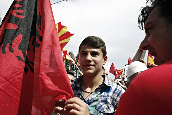 Demonstranter Innehar Makedonisk Flagga Och Banderoller Protest Mot Premiär Minister — Stockfoto