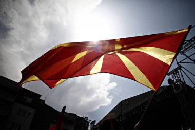 17 Mayıs 2015'te Makedonya'nın Başkenti Üsküp'te hükümet dairelerine doğru yürüyen Başbakan Nikola Gruevski'ye karşı düzenlenen protesto gösterisinde ellerinde Makedon bayrağı ve pankartları bulunan protestocular