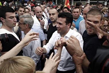 Muhalefetteki sosyal demokratların lideri Zoran Zaev, 17 Mayıs 2015'te Makedonya'nın Başkenti Üsküp'teki hükümet binası önünde düzenlenen protestoda destekçileri ile el sıkışıyor.