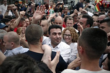 Muhalefetteki sosyal demokratların lideri Zoran Zaev, 17 Mayıs 2015'te Makedonya'nın Başkenti Üsküp'teki hükümet binası önünde düzenlenen protestoda destekçileri ile el sıkışıyor.