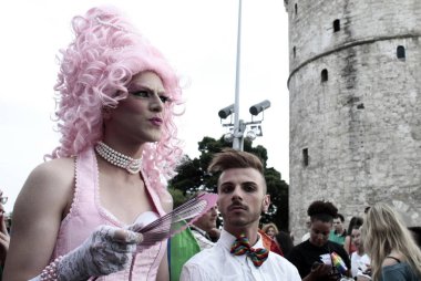 Katılımcılar Selanik'te Gay Pride geçit töreni sırasında yürüyüş, Yunanistan Haziran'da 21, 2014