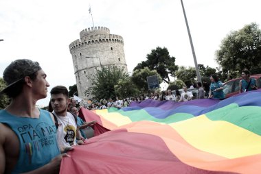 Katılımcılar Selanik'te Gay Pride geçit töreni sırasında yürüyüş, Yunanistan Haziran'da 21, 2014