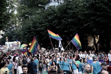 Katılımcılar Selanik'te Gay Pride geçit töreni sırasında yürüyüş, Yunanistan Haziran'da 21, 2014