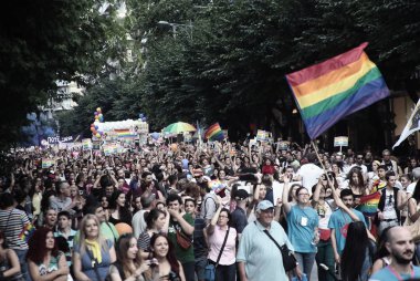 Katılımcılar Selanik'te Gay Pride geçit töreni sırasında yürüyüş, Yunanistan Haziran'da 21, 2014