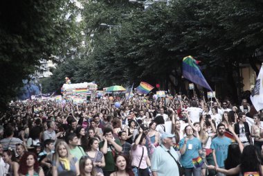 Katılımcılar Selanik'te Gay Pride geçit töreni sırasında yürüyüş, Yunanistan Haziran'da 21, 2014