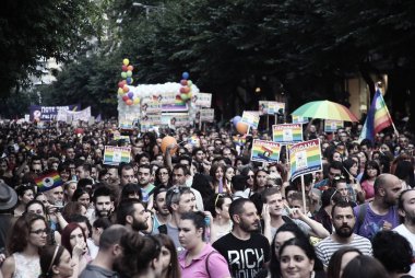 Katılımcılar Selanik'te Gay Pride geçit töreni sırasında yürüyüş, Yunanistan Haziran'da 21, 2014