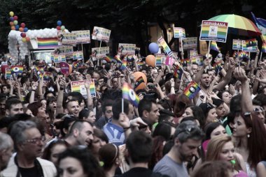 Katılımcılar Selanik'te Gay Pride geçit töreni sırasında yürüyüş, Yunanistan Haziran'da 21, 2014