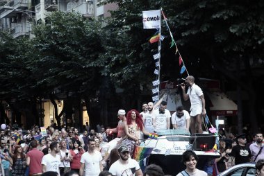 Katılımcılar Selanik'te Gay Pride geçit töreni sırasında yürüyüş, Yunanistan Haziran'da 21, 2014