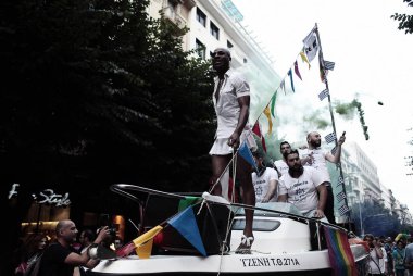 Katılımcılar Selanik'te Gay Pride geçit töreni sırasında yürüyüş, Yunanistan Haziran'da 21, 2014