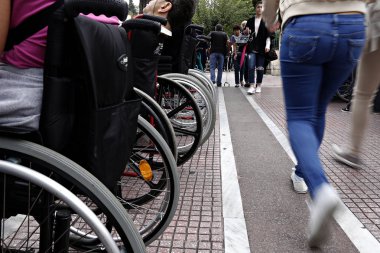 21 Ekim 2015'te Yunanistan'ın başkenti Atina'da yaşanan ekonomik krizde tasarruf tedbirlerine ilişkin korkular üzerine engelliler iş ve diğer haklar talep etmek için protesto gösterisi düzenlediler