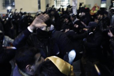 İstanbul'da hükümet karşıtı bir protesto sırasında polis ve göstericiler çatıştı, Türkiye Şubat 22, 2014.