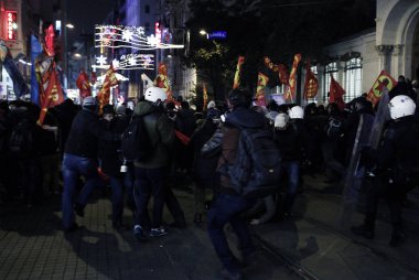 İstanbul'da hükümet karşıtı bir protesto sırasında polis ve göstericiler çatıştı, Türkiye Şubat 22, 2014.