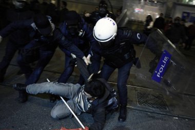 İstanbul'da hükümet karşıtı bir protesto sırasında polis ve göstericiler çatıştı, Türkiye Şubat 22, 2014.