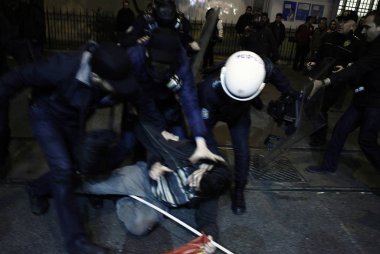 İstanbul'da hükümet karşıtı bir protesto sırasında polis ve göstericiler çatıştı, Türkiye Şubat 22, 2014.