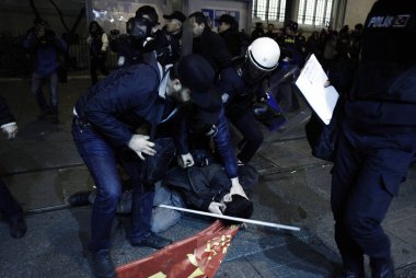İstanbul'da hükümet karşıtı bir protesto sırasında polis ve göstericiler çatıştı, Türkiye Şubat 22, 2014.