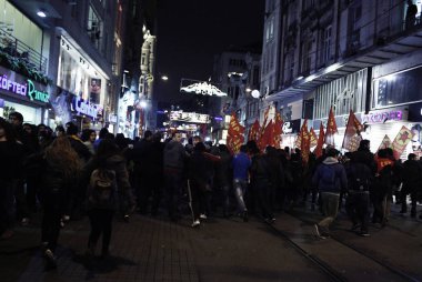 İstanbul'da hükümet karşıtı bir protesto sırasında polis ve göstericiler çatıştı, Türkiye Şubat 22, 2014.