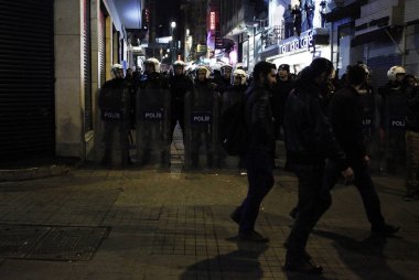İstanbul'da hükümet karşıtı bir protesto sırasında polis ve göstericiler çatıştı, Türkiye Şubat 22, 2014.
