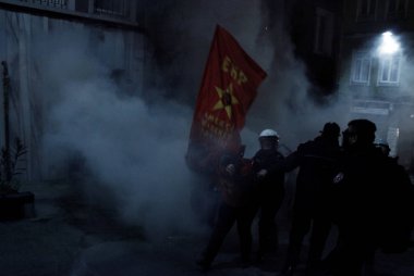 İstanbul'da hükümet karşıtı bir protesto sırasında polis ve göstericiler çatıştı, Türkiye Şubat 22, 2014.