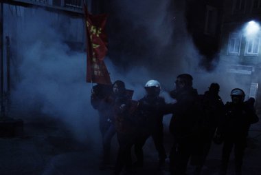 İstanbul'da hükümet karşıtı bir protesto sırasında polis ve göstericiler çatıştı, Türkiye Şubat 22, 2014.