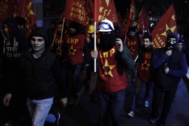 İstanbul'da hükümet karşıtı bir protesto sırasında polis ve göstericiler çatıştı, Türkiye Şubat 22, 2014.