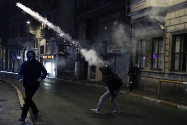 İstanbul'da hükümet karşıtı bir protesto sırasında polis ve göstericiler çatıştı, Türkiye Şubat 22, 2014.