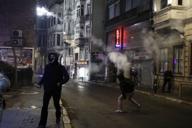 İstanbul'da hükümet karşıtı bir protesto sırasında polis ve göstericiler çatıştı, Türkiye Şubat 22, 2014.
