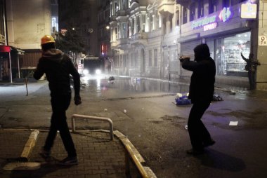 İstanbul'da hükümet karşıtı bir protesto sırasında polis ve göstericiler çatıştı, Türkiye Şubat 22, 2014.
