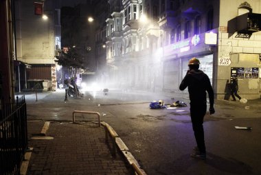 İstanbul'da hükümet karşıtı bir protesto sırasında polis ve göstericiler çatıştı, Türkiye Şubat 22, 2014.