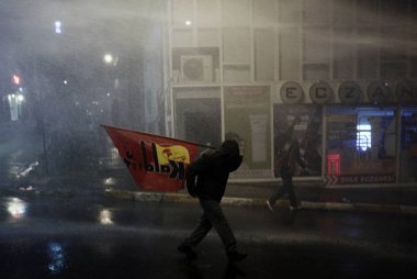 İstanbul'da hükümet karşıtı bir protesto sırasında polis ve göstericiler çatıştı, Türkiye Şubat 22, 2014.