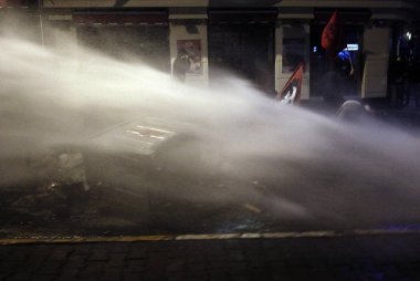 İstanbul'da hükümet karşıtı bir protesto sırasında polis ve göstericiler çatıştı, Türkiye Şubat 22, 2014.