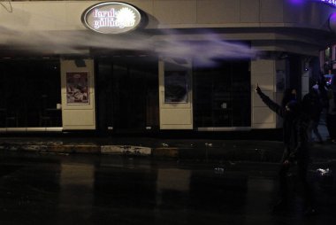 İstanbul'da hükümet karşıtı bir protesto sırasında polis ve göstericiler çatıştı, Türkiye Şubat 22, 2014.