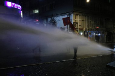 İstanbul'da hükümet karşıtı bir protesto sırasında polis ve göstericiler çatıştı, Türkiye Şubat 22, 2014.