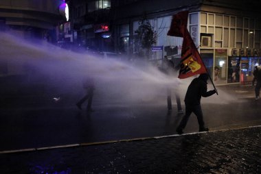 İstanbul'da hükümet karşıtı bir protesto sırasında polis ve göstericiler çatıştı, Türkiye Şubat 22, 2014.