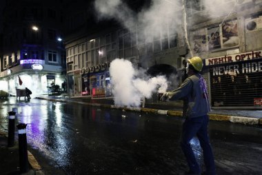 İstanbul'da hükümet karşıtı bir protesto sırasında polis ve göstericiler çatıştı, Türkiye Şubat 22, 2014.