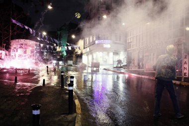 İstanbul'da hükümet karşıtı bir protesto sırasında polis ve göstericiler çatıştı, Türkiye Şubat 22, 2014.