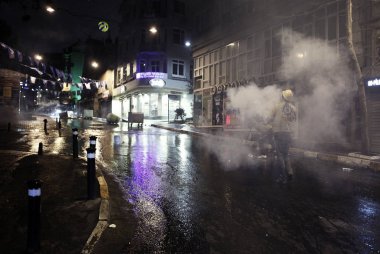 İstanbul'da hükümet karşıtı bir protesto sırasında polis ve göstericiler çatıştı, Türkiye Şubat 22, 2014.