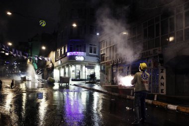 İstanbul'da hükümet karşıtı bir protesto sırasında polis ve göstericiler çatıştı, Türkiye Şubat 22, 2014.
