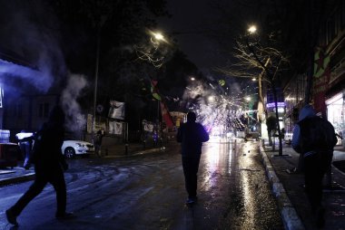 İstanbul'da hükümet karşıtı bir protesto sırasında polis ve göstericiler çatıştı, Türkiye Şubat 22, 2014.