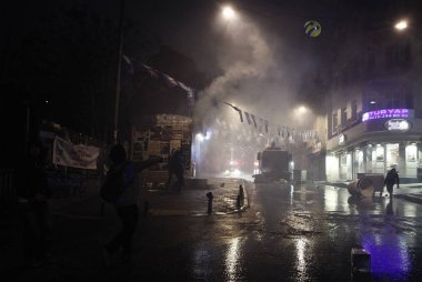 İstanbul'da hükümet karşıtı bir protesto sırasında polis ve göstericiler çatıştı, Türkiye Şubat 22, 2014.
