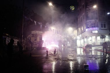 İstanbul'da hükümet karşıtı bir protesto sırasında polis ve göstericiler çatıştı, Türkiye Şubat 22, 2014.