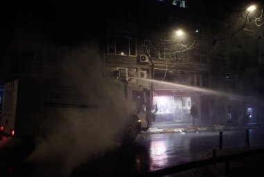 İstanbul'da hükümet karşıtı bir protesto sırasında polis ve göstericiler çatıştı, Türkiye Şubat 22, 2014.
