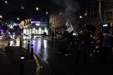 İstanbul'da hükümet karşıtı bir protesto sırasında polis ve göstericiler çatıştı, Türkiye Şubat 22, 2014.