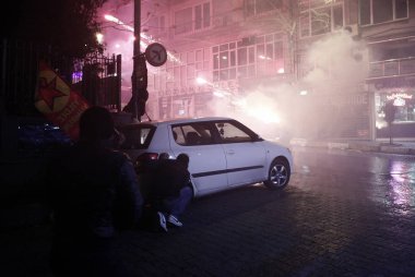 İstanbul'da hükümet karşıtı bir protesto sırasında polis ve göstericiler çatıştı, Türkiye Şubat 22, 2014.