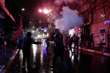 İstanbul'da hükümet karşıtı bir protesto sırasında polis ve göstericiler çatıştı, Türkiye Şubat 22, 2014.